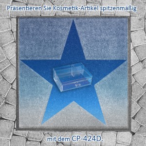 Präsentieren Sie Kosmetik-Artikel spitzenmäßig mit dem CP-424D. Die Abbildung zeigt ein Pflaster, in welchem eine Steinplatte in Sternform, ähnlich dem Walk of Fame, eingelassen ist. Dieser Stern ist blau gefärbt und zeigt mittig einen Kosmetik-Organizer aus transparentem Acryl. Dieser zeichnet sich durch eine integrierte Schublade aus.