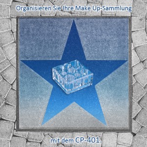 Organisieren Sie Ihre Make Up-Sammlung spitzenmäßig mit dem CP-401. Die Abbildung zeigt ein Pflaster, in welchem eine Steinplatte in Sternform, ähnlich dem Walk of Fame, eingelassen ist. Dieser Stern ist blau gefärbt und zeigt mittig einen Kosmetik-Organizer aus transparentem Acryl. Dieser ist quadratisch und ermöglicht das Einsortieren von Lippenstiften.