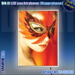 Leuchtende Augen bei Ihren Kunden – Eindrucksvoll werben mit LED Leuchtrahmen Ein LED Leuchtrahmen ist vor blauem Grund aufgehangen. In dem Klapprahmen aus Aluminium wird ein Poster präsentiert, welches vornehmlich in Orange- und Rottönen gehalten ist. Dieses zeigt in Nahaufnahme den Kopf einer Frau, die mit einem Blick über die Schulter den Betrachter fixiert. Sie trägt eine Maske aus Federn, welche zwar die Augen mit einem mandelförmigen Ausschnitt ausspart, aber trotzdem einen Großteil des oberen Gesichtsteils bedeckt.