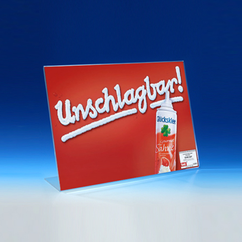 Die Abbildung zeigt einen transparenten L-Aufsteller im Querformat vor einem blauen Hintergrund. Das Werbeposter zeigt unter dem Titel "Unschlagbar" eine Sprühsahne-Flasche der Marke Glücksklee.