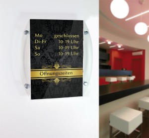 Infoschilder weisen Ihre Besucher stilvoll auf die Öffnungszeiten des Museums-Shops hin!