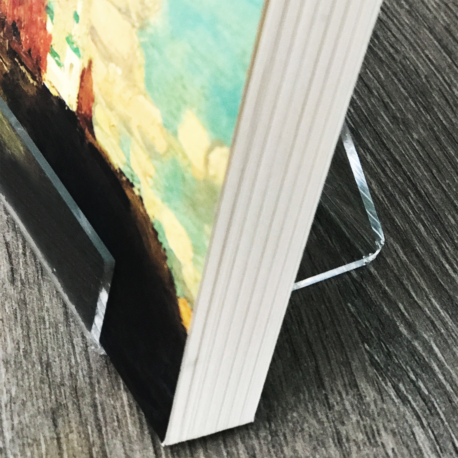 Transparenter Klemmständer für verschiedene Buchstärken