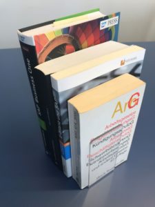 Kleiner Buchwinkel mit abgerundeten Ecken VA-242EA für Taschenbücher ideal.