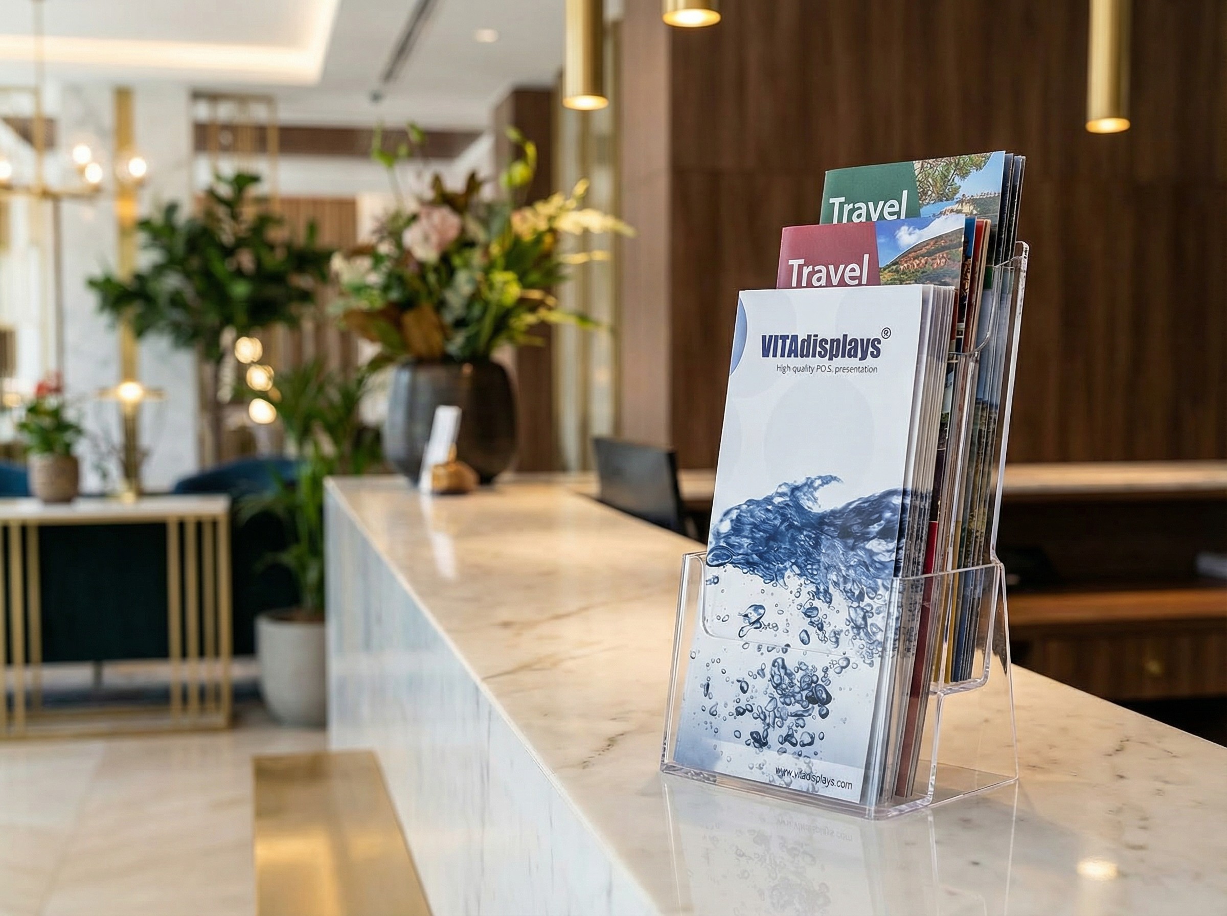 Bedruckter Prospektständer mit Logo in einem eleganten Hotel-Foyer