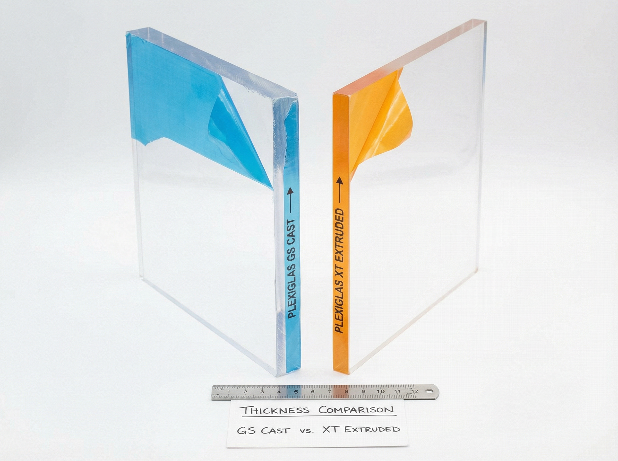 PLEXIGLAS GS gegossen und XT extrudiert nebeneinander: Materialvergleich mit Schutzfolie