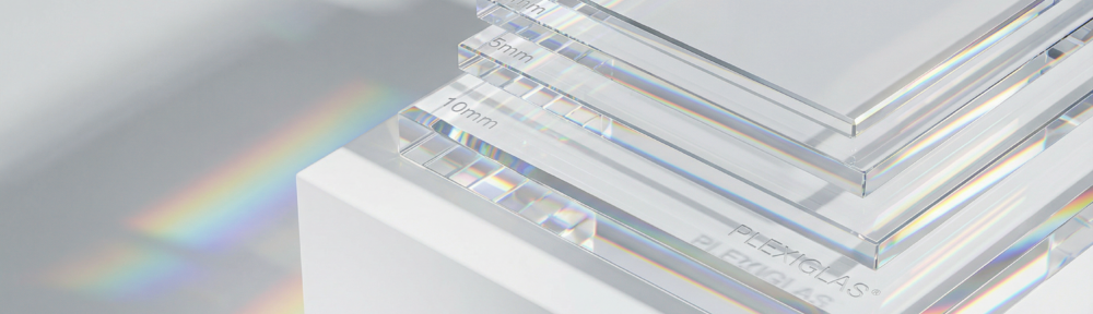 Acrylglas Eigenschaften im Überblick – transparente PLEXIGLAS-Platte im Sonnenlicht