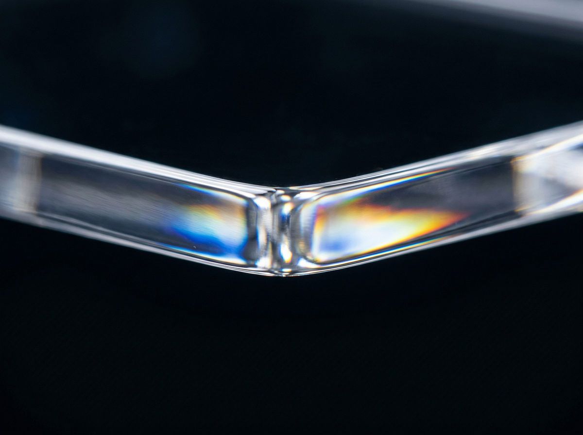 PLEXIGLAS® GS – Nahaufnahme einer polierten Kante mit brillanter Lichtbrechung