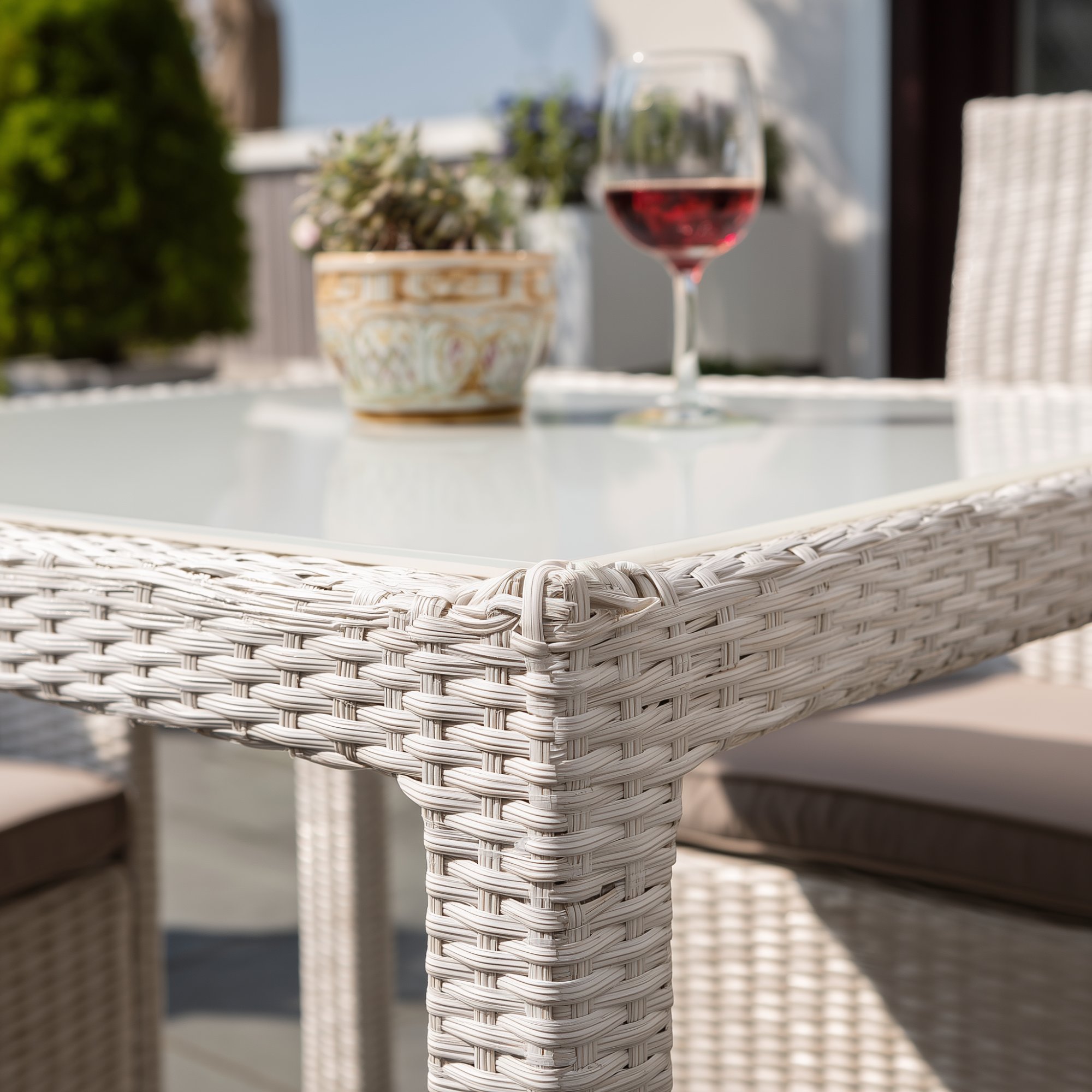Satinierte Acrylglas-Tischplatte auf Rattan-Gartentisch