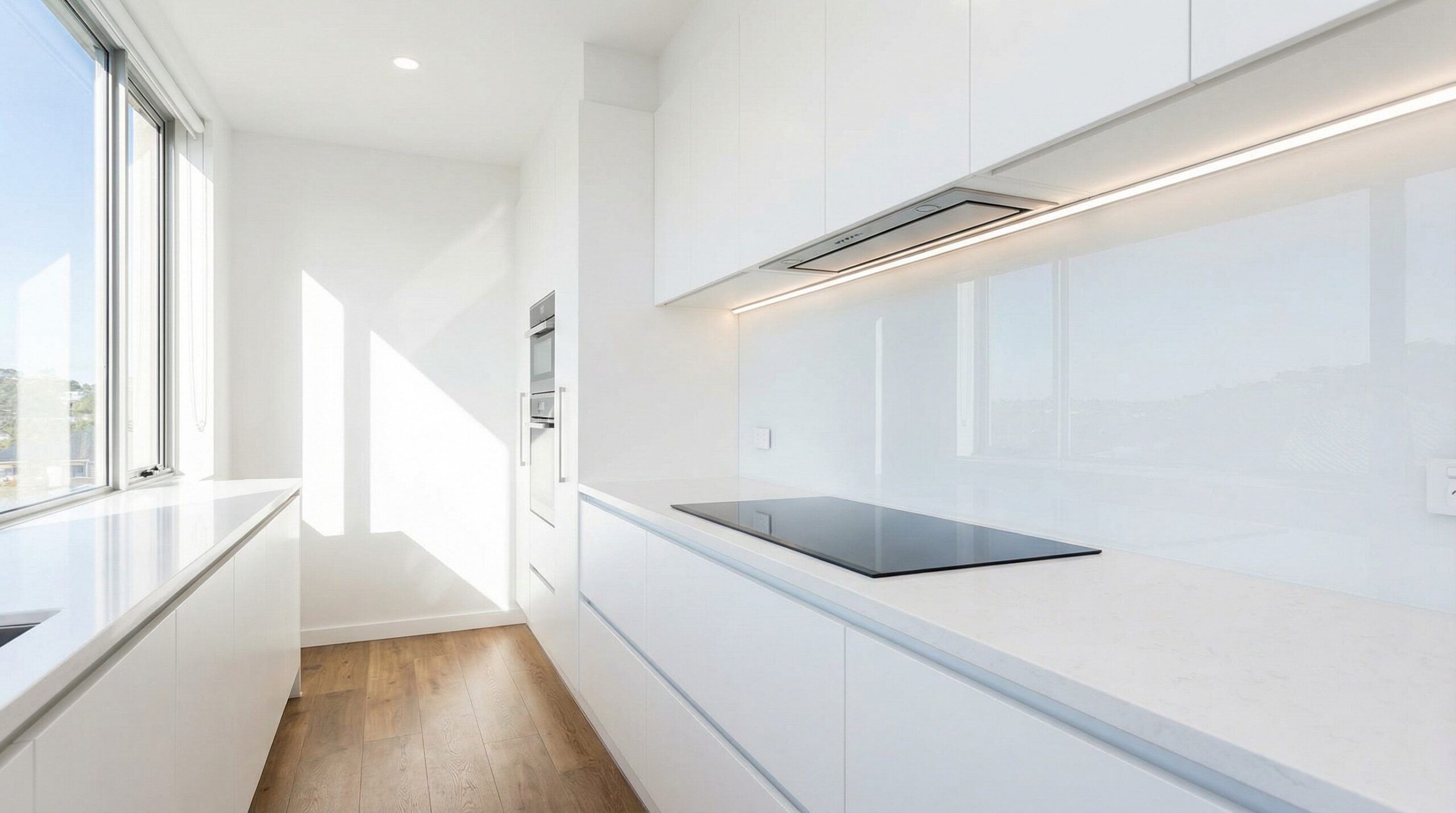 Moderne Küche mit fugenlosen Küchenrückwand aus klarem Plexiglas hinter der Arbeitsfläche