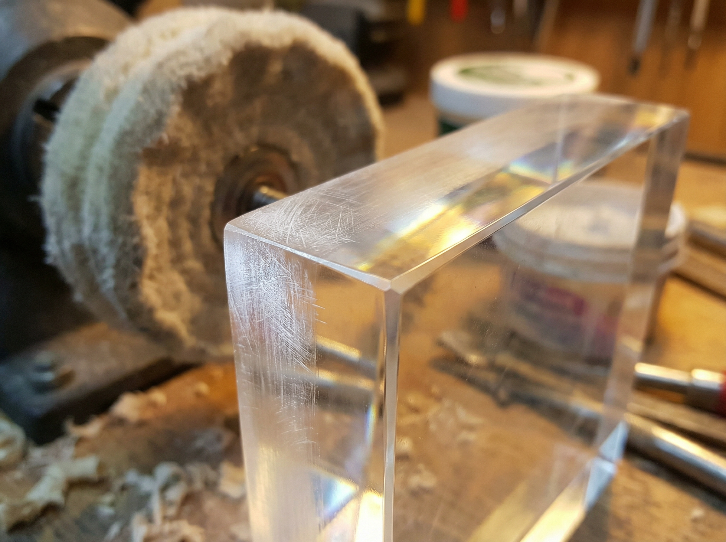 PLEXIGLAS Kanten polieren und nachbearbeiten nach dem Schneiden für ein professionelles Finish