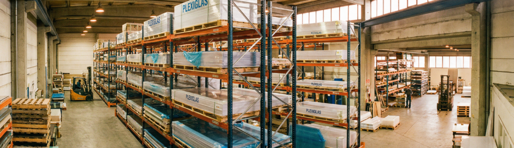 Acrylglas-Platten im Lager — Preiserhöhungen 2026 betreffen die gesamte PMMA-Lieferkette