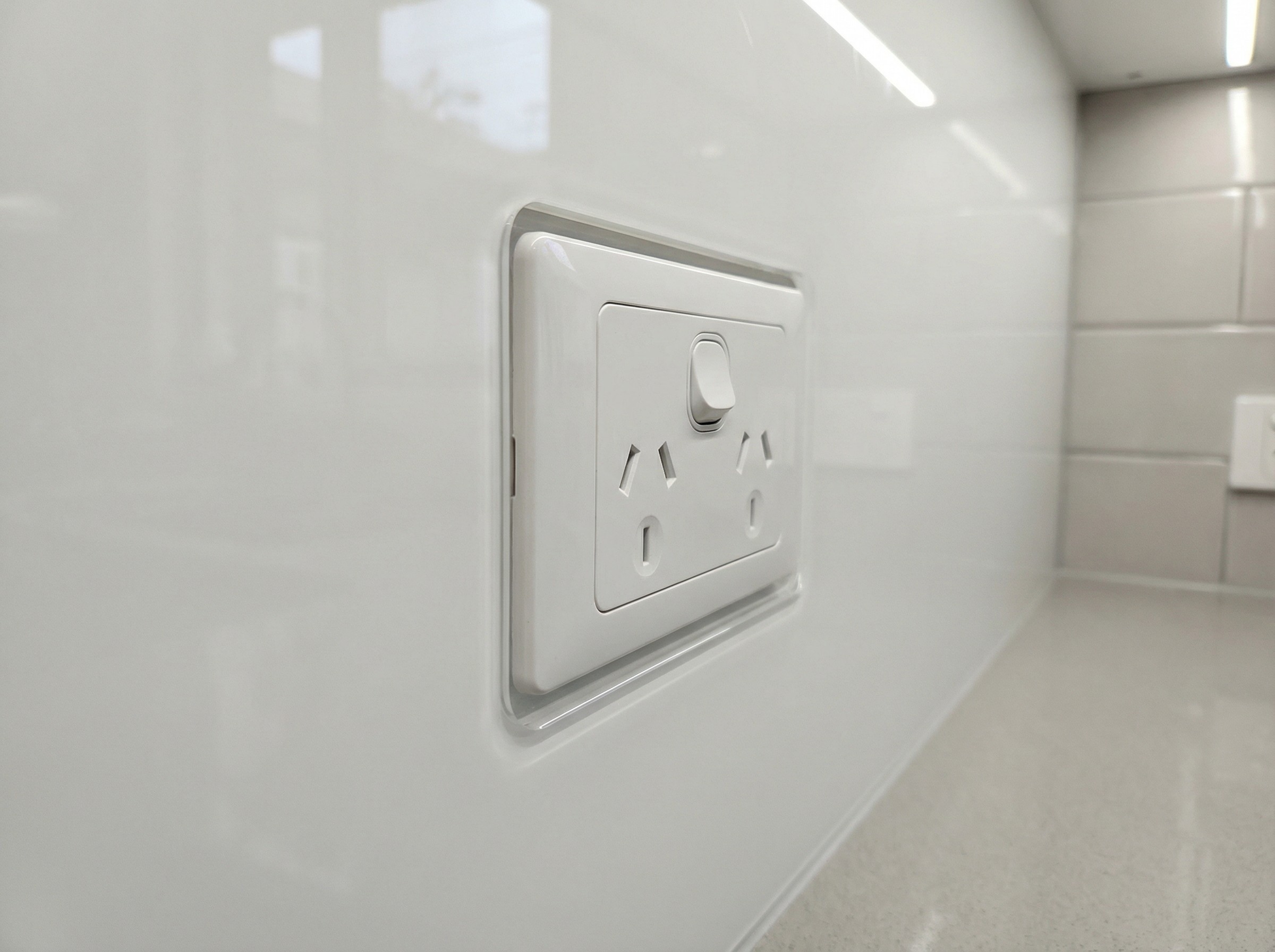 Präziser CNC-Ausschnitt für Steckdosen in einer Plexiglas-Küchenrückwand