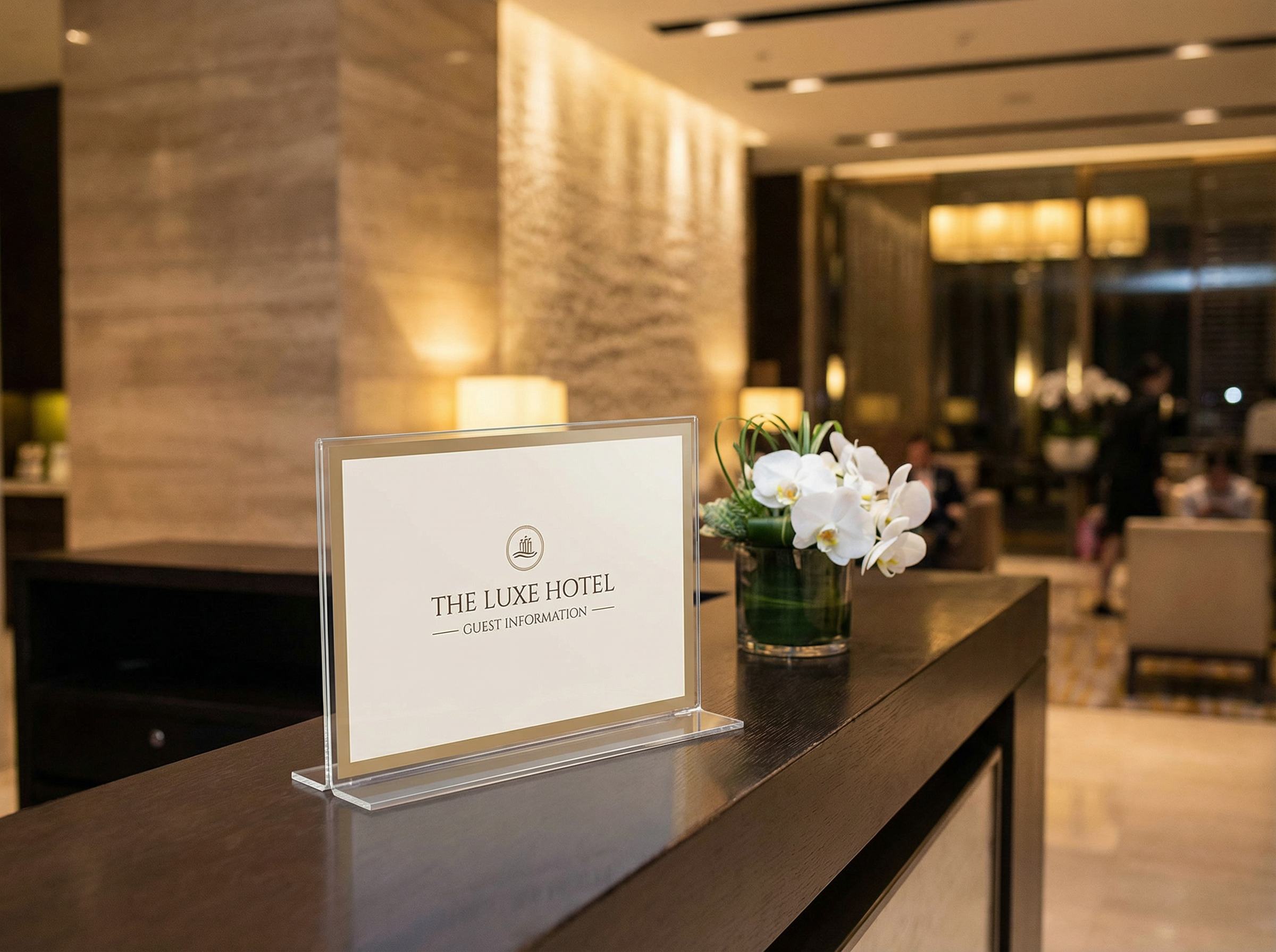 Tischaufsteller aus Acrylglas im Empfangsbereich eines Hotels