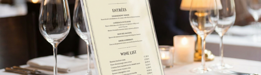 L-Ständer aus PLEXIGLAS als Werbeaufsteller in einem Restaurant