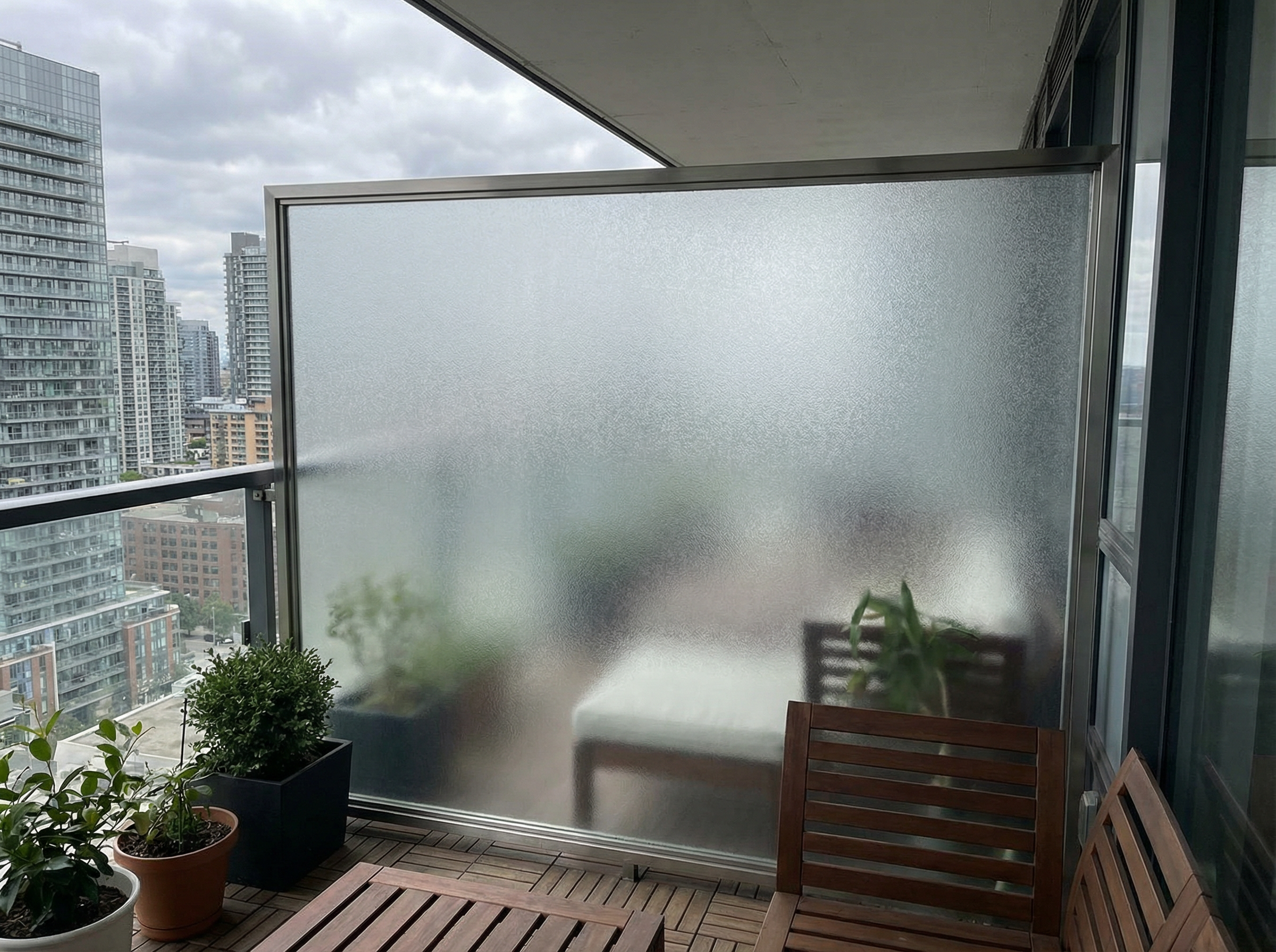 Satinierter Sichtschutz aus Acrylglas am Balkon