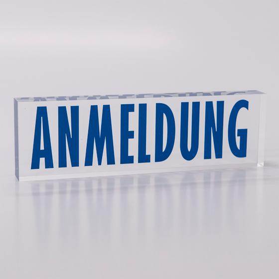 Massiver PLEXIGLAS® Block mit Aufdruck „Anmeldung“