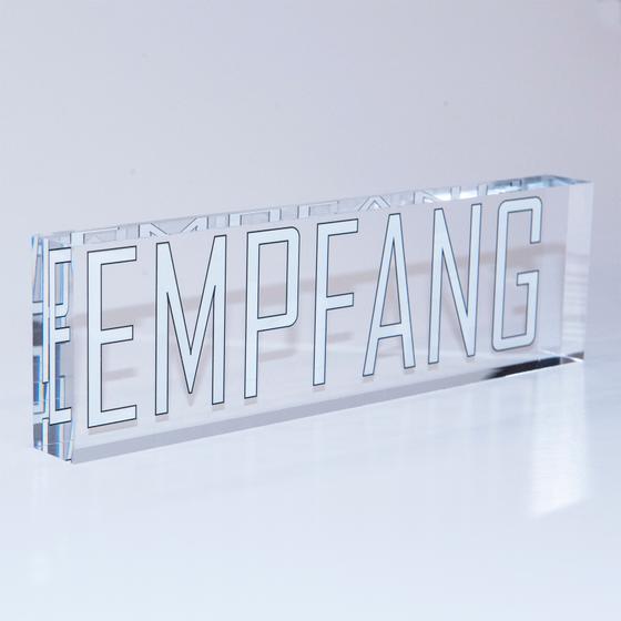 Massiver PLEXIGLAS® Acrylblock mit Aufdruck „Empfang“