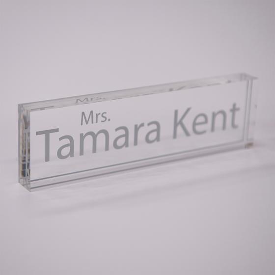 Massiver PLEXIGLAS® Block mit Aufdruck als Namensaufsteller