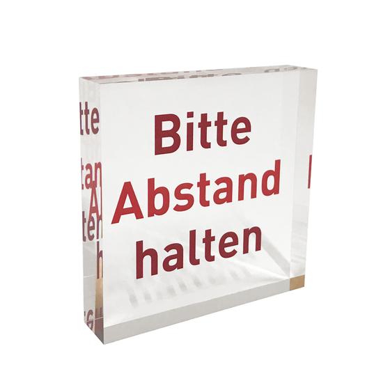 PLEXIGLAS® Block als glasklarer Infoständer mit rotem Hinweis Aufdruck „Bitte Abstand halten“